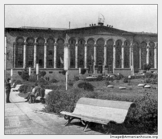 Լենինական։ Լենինի անվան հրապարակը