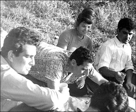 Армянская колония во главе с А.Г. Аганбегяном на пикнике