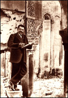 Т. Тораманян у притвора церкви Тиграна Оненца